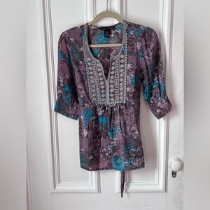 Women’s Antilia Femme Purple Floral V Neck 3/4 Sleeve Crochet Detail Top Small